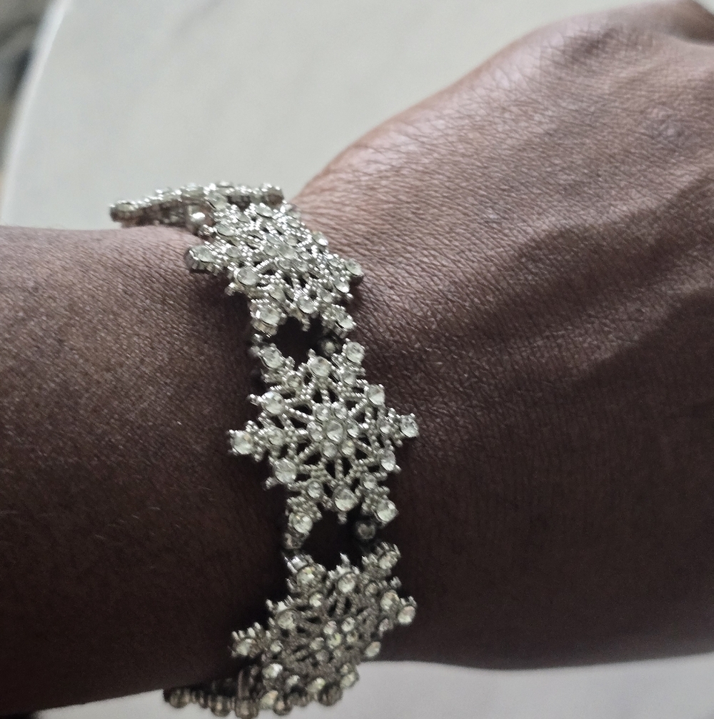Macy's Snowflakes Silver Bracelet Rhinestones Women New - Picture 6 of 9